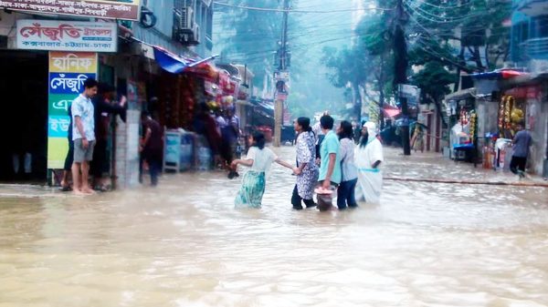 কক্সবাজারে হোটেলে আটকা অন্তত ২৫ হাজার পর্যটক