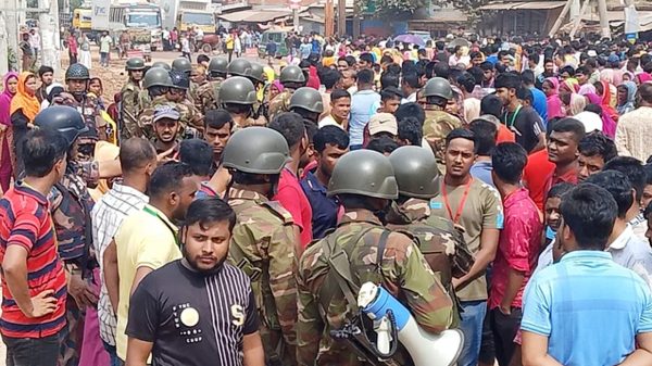 আশুলিয়ায় বকেয়া বেতনের দাবিতে শ্রমিকদের সড়ক অবরোধ, আজ বন্ধ অর্ধশতাধিক কারখানা