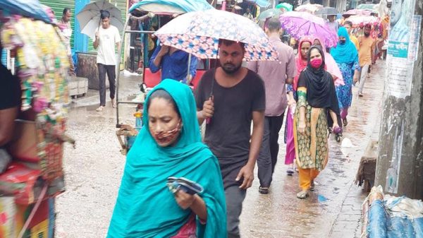 গাজীপুরে বৃষ্টিতে ভিজে কাজে ফিরলেন পোশাক শ্রমিকরা